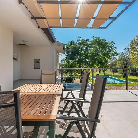 Prázdninový dům Cozy In With Jacuzzi *