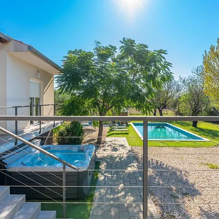 Holiday home Cozy In With Jacuzzi *