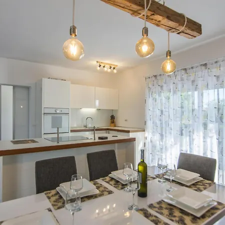 Holiday home Cozy In With Jacuzzi Prkos