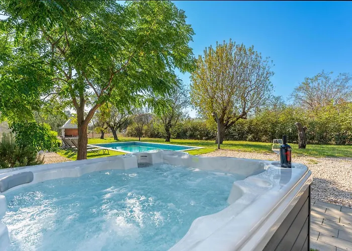 Cozy In With Jacuzzi Prkos